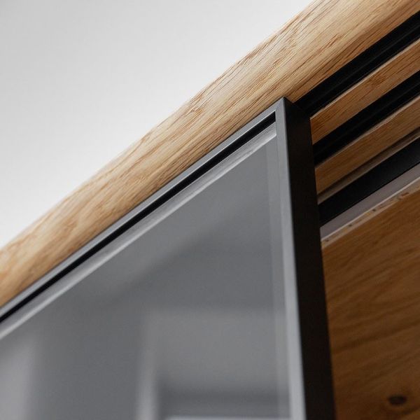 Comoda TV 120 cm cu 1 usa lemn si 1 usa sticla stejar natur Loft