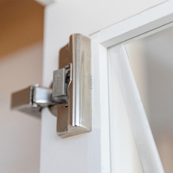 Bufet inalt 1 usa 2 sertare lemn masiv alb/natur Marone