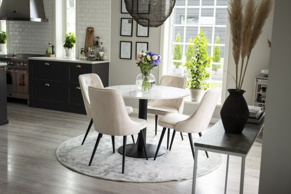 Imagine Traduceți complet Masa de dining Razzia 106cm - Terazzo alb / Negru - Scaun de dining Deluxe din catifea - Picioare negre / Catifea bej 4