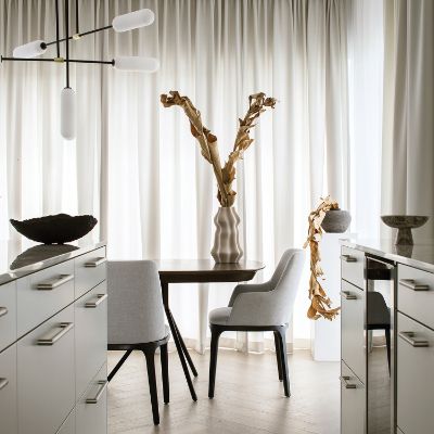 Scaun tapitat cu brate ivory/stejar cu finisaj negru Movano