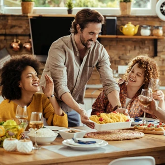 Top 5 avantaje ale meselor extensibile in locuintele de familie